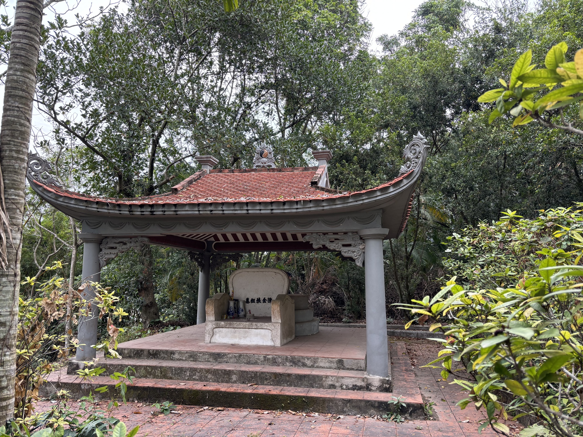 Ngọn n&uacute;i cao chưa đến 100m, được mệnh danh l&agrave; "n&uacute;i rồng": Tr&ecirc;n đỉnh c&oacute; di t&iacute;ch quốc gia gần 1000 tuổi - Ảnh 4.