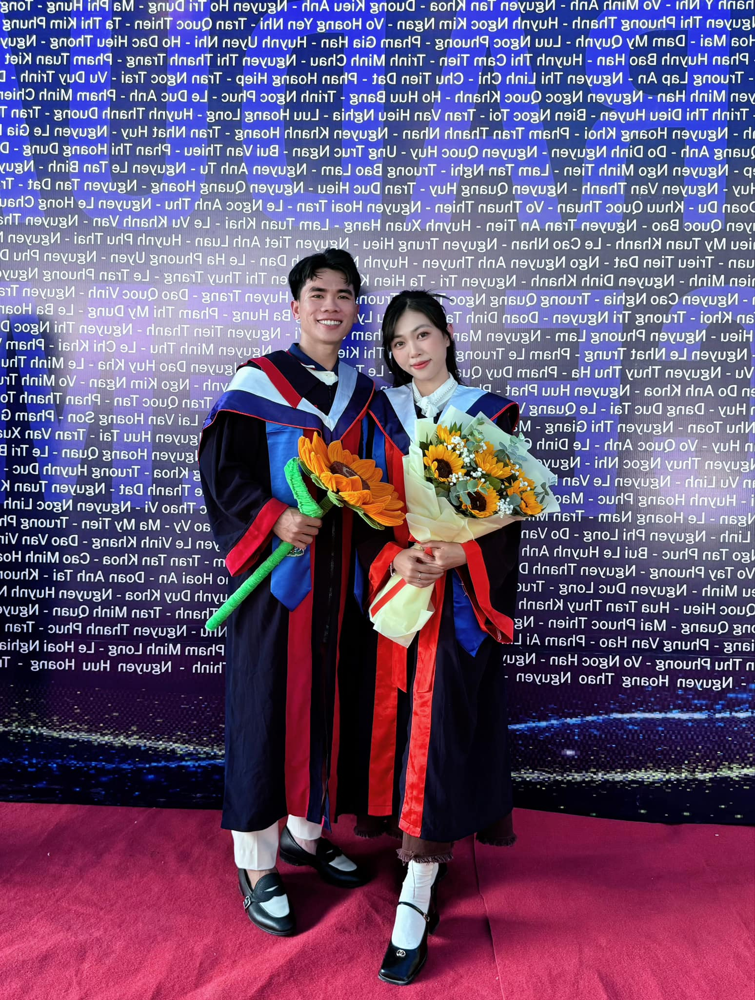 C&ocirc; d&acirc;u ch&uacute; rể &ldquo;đ&aacute;nh y&ecirc;u&rdquo; ngay tr&ecirc;n s&acirc;n khấu cưới h&uacute;t 2,5 triệu view: Ch&uacute; rể run, xin lỗi vợ li&ecirc;n tục- Ảnh 3.