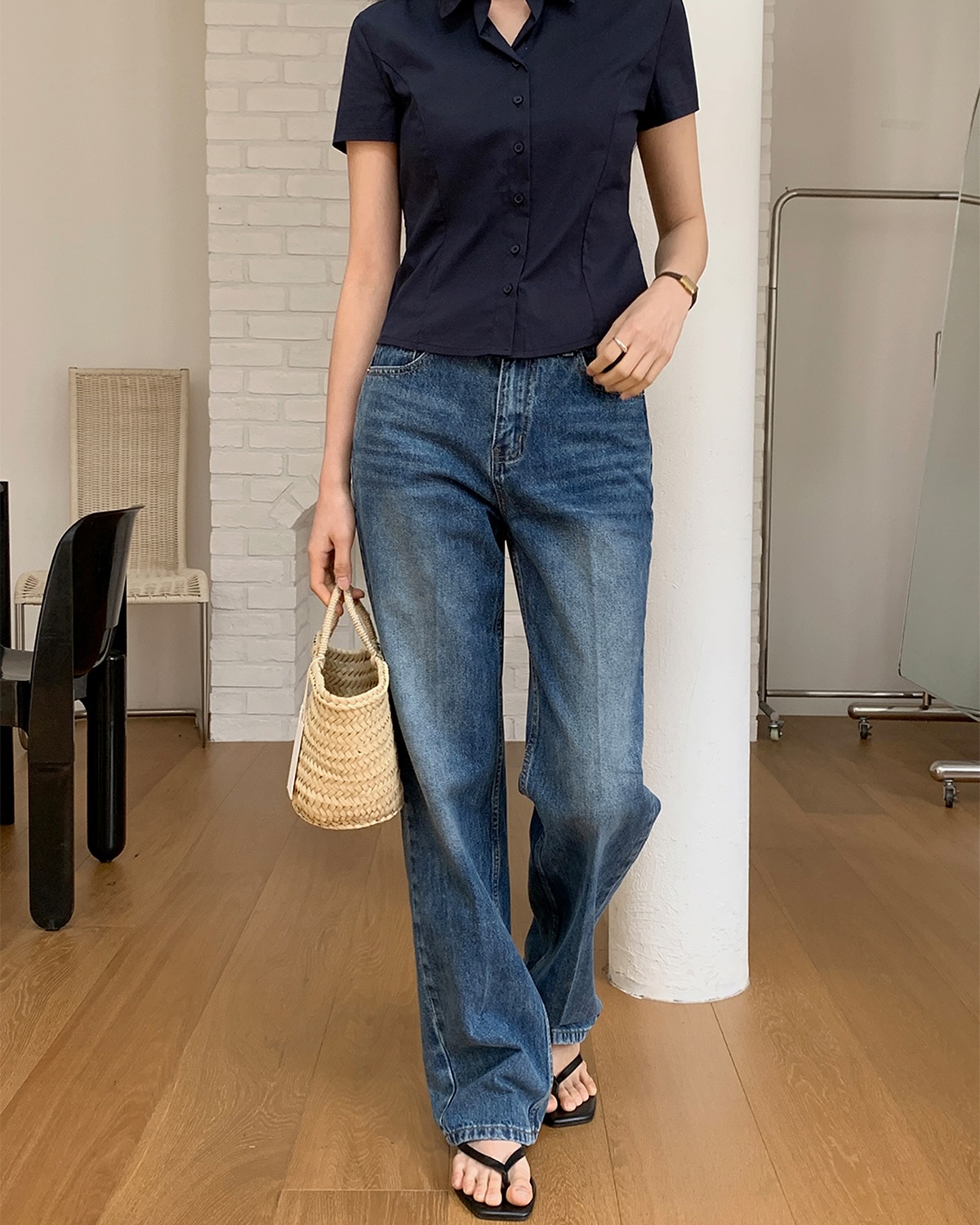 Mặc đẹp qu&aacute; dễ nếu chị em c&oacute; 4 mẫu &aacute;o sơ mi m&ugrave;a h&egrave;- Ảnh 2.