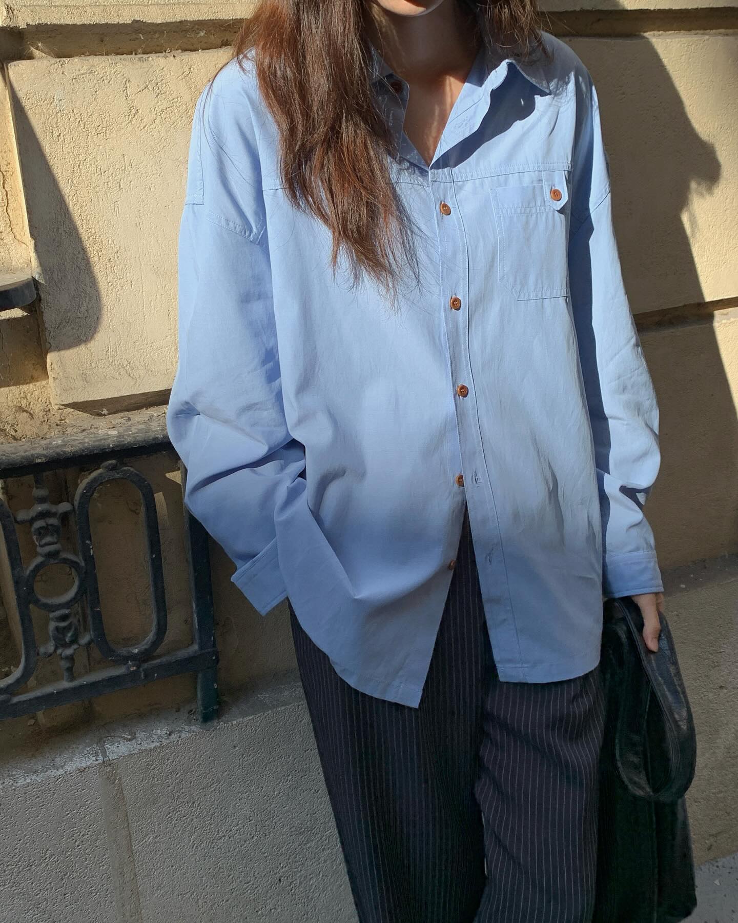 Mặc đẹp qu&aacute; dễ nếu chị em c&oacute; 4 mẫu &aacute;o sơ mi m&ugrave;a h&egrave;- Ảnh 8.