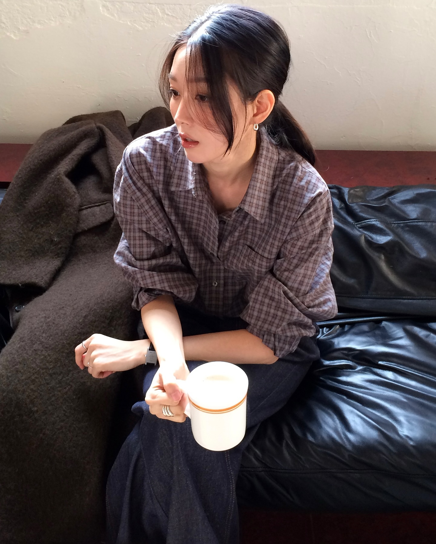 Mặc đẹp qu&aacute; dễ nếu chị em c&oacute; 4 mẫu &aacute;o sơ mi m&ugrave;a h&egrave;- Ảnh 5.