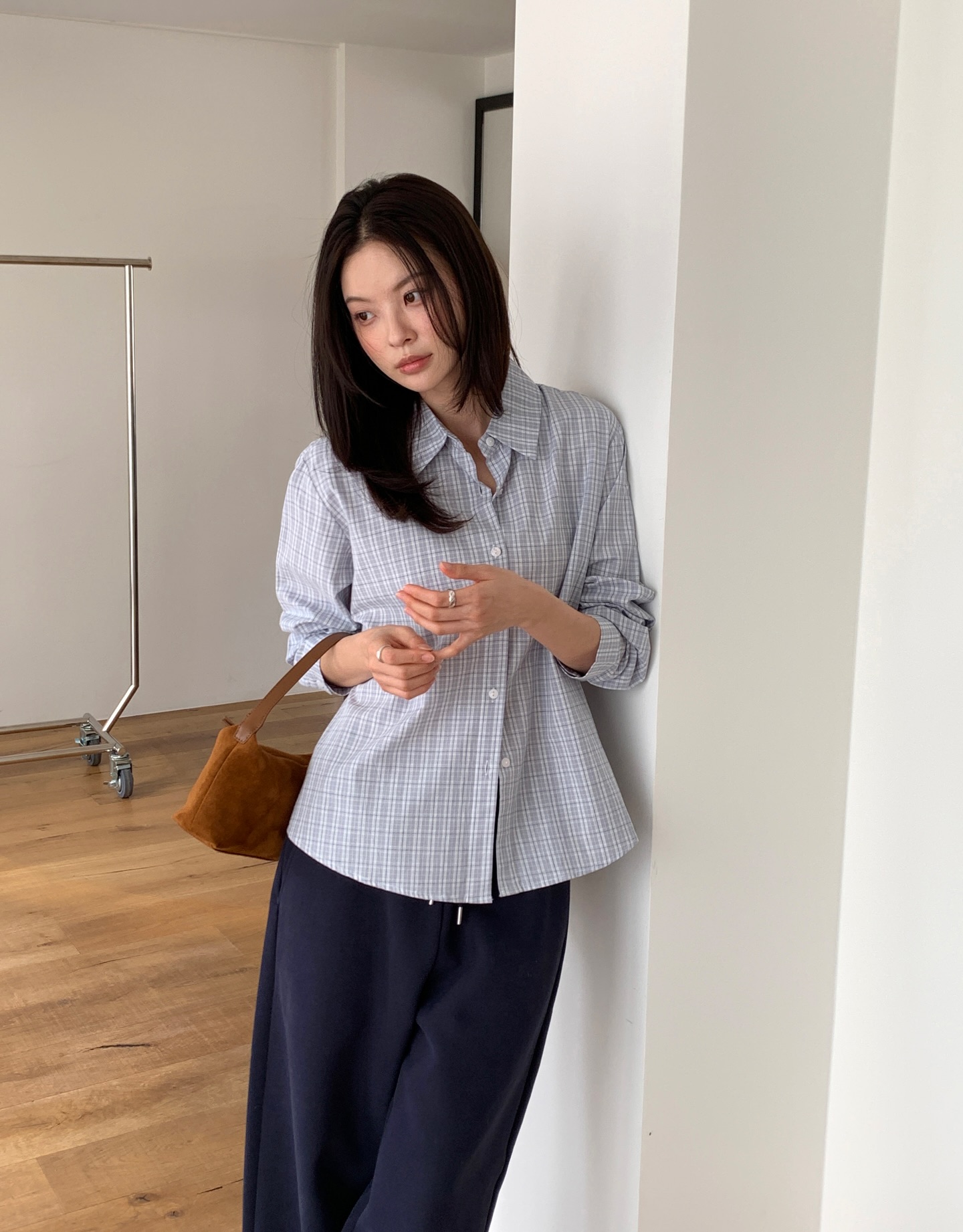 Mặc đẹp qu&aacute; dễ nếu chị em c&oacute; 4 mẫu &aacute;o sơ mi m&ugrave;a h&egrave;- Ảnh 4.