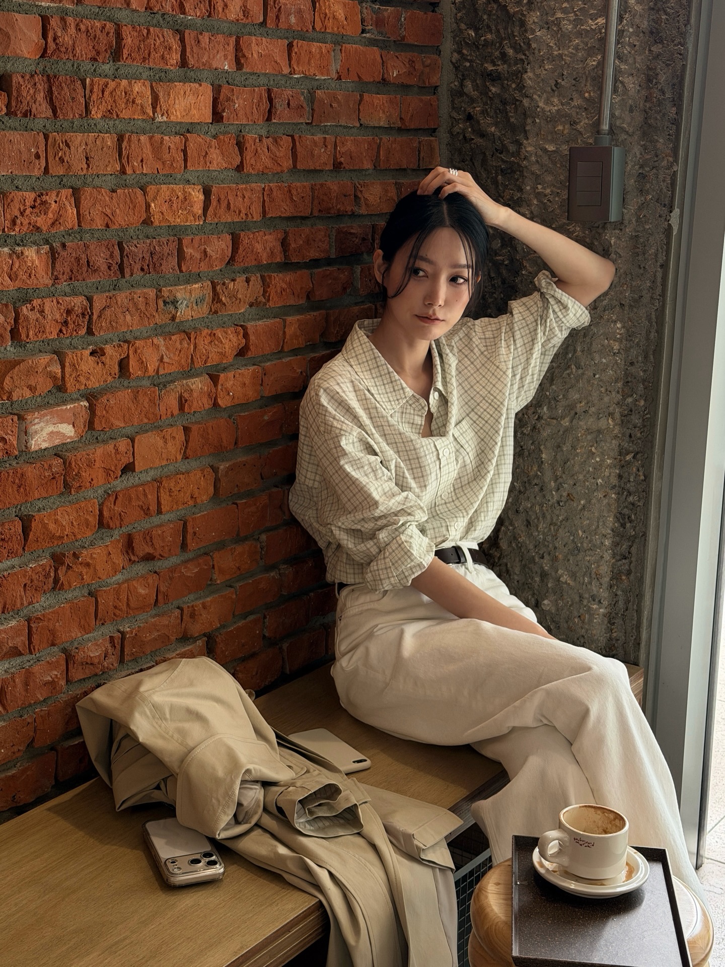 Mặc đẹp qu&aacute; dễ nếu chị em c&oacute; 4 mẫu &aacute;o sơ mi m&ugrave;a h&egrave;- Ảnh 6.