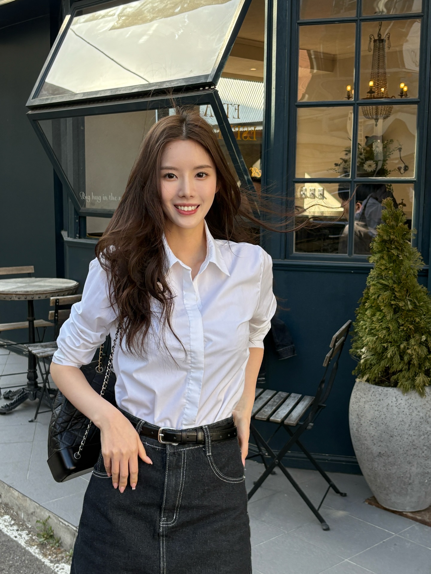 Mặc đẹp qu&aacute; dễ nếu chị em c&oacute; 4 mẫu &aacute;o sơ mi m&ugrave;a h&egrave;- Ảnh 11.