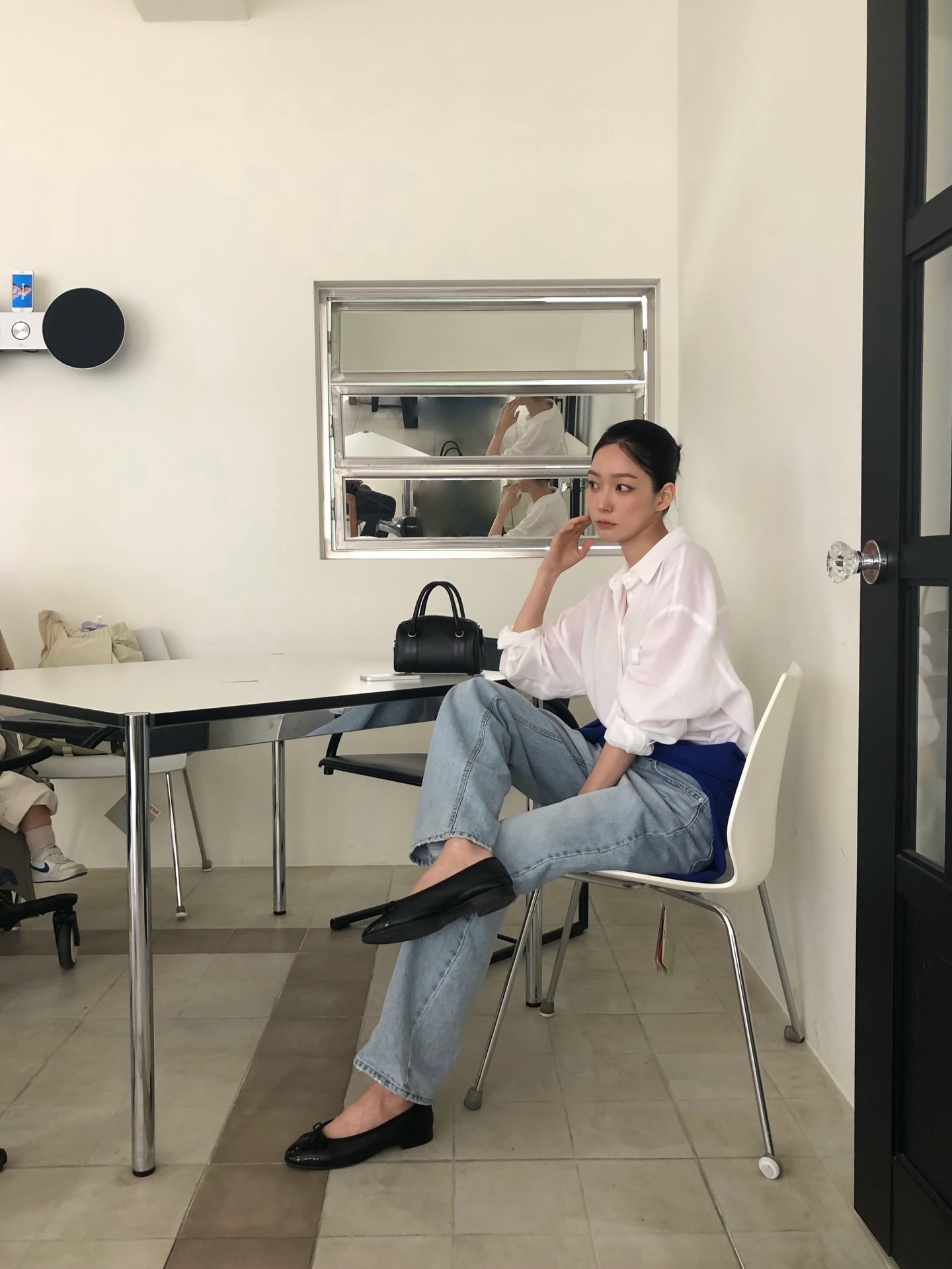 Mặc đẹp qu&aacute; dễ nếu chị em c&oacute; 4 mẫu &aacute;o sơ mi m&ugrave;a h&egrave;- Ảnh 12.