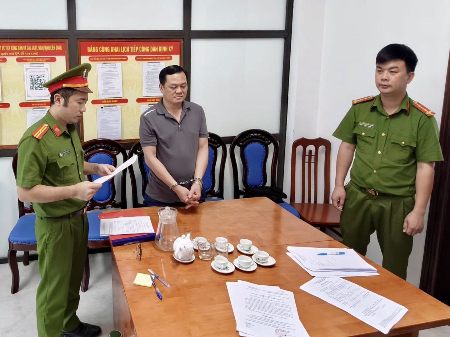 Thi h&agrave;nh lệnh bắt tạm giam nguy&ecirc;n c&aacute;n bộ Uỷ ban Kiểm tra Tỉnh uỷ B&ugrave;i Văn Ph&uacute;c SN 1981 - Ảnh 1.