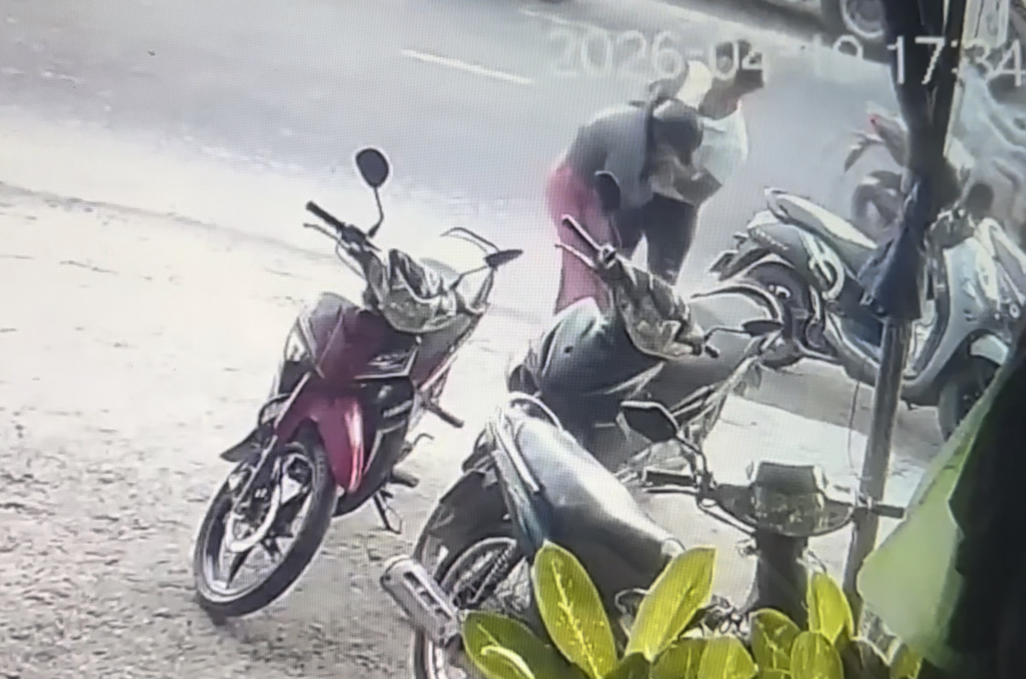 Clip: Phẫn nộ cảnh thanh ni&ecirc;n h&agrave;nh hung phụ nữ giữa phố, c&ocirc;ng an v&agrave;o cuộc- Ảnh 1.