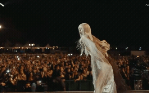 Lisa ở Coachella qu&aacute; đẹp, nhưng giọng h&aacute;t th&igrave; dở - Ảnh 2.