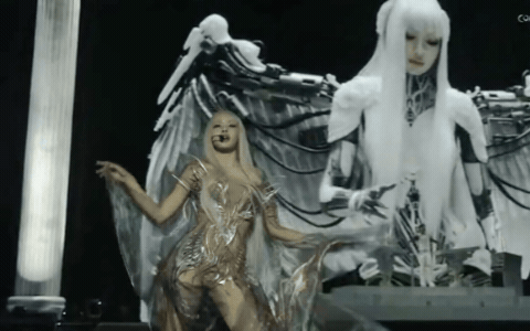 Lisa ở Coachella qu&aacute; đẹp, nhưng giọng h&aacute;t th&igrave; dở - Ảnh 1.