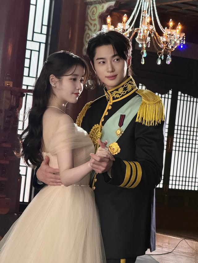 B&iacute; mật chiều cao ảo diệu của "c&ocirc;ng ch&uacute;a" IU b&ecirc;n "ho&agrave;ng tử" Byeon Woo Seok- Ảnh 4.