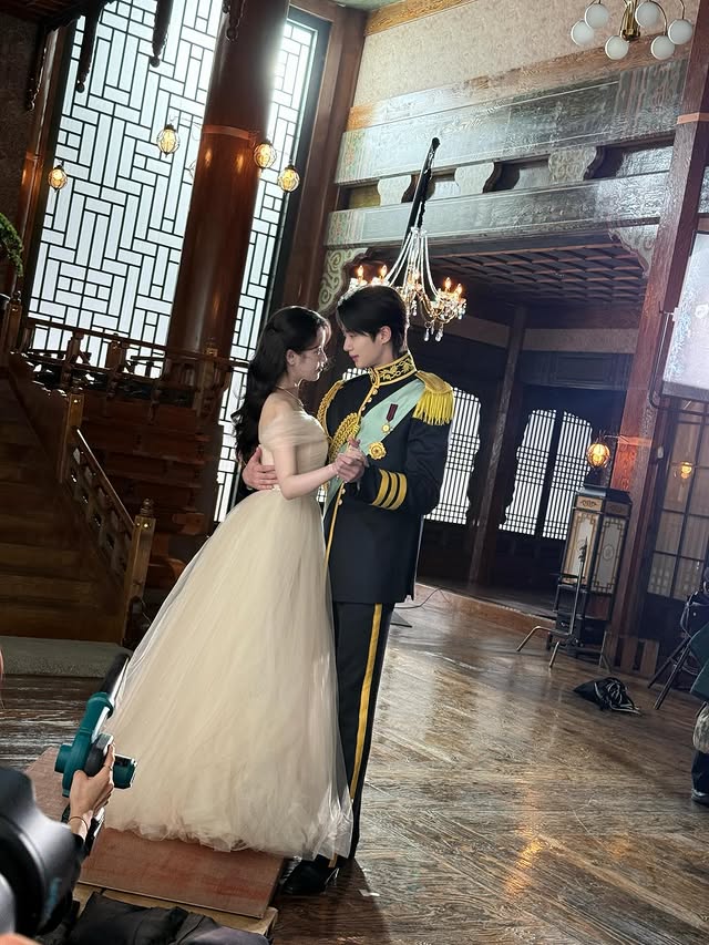 B&iacute; mật chiều cao ảo diệu của "c&ocirc;ng ch&uacute;a" IU b&ecirc;n "ho&agrave;ng tử" Byeon Woo Seok- Ảnh 5.