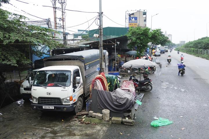 Cảnh &ocirc; nhiễm k&eacute;o d&agrave;i tại chợ c&aacute; lớn nhất H&agrave; Nội trước ng&agrave;y bị giải tỏa- Ảnh 8.