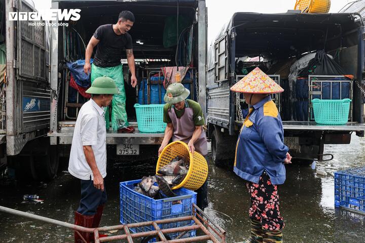 Cảnh &ocirc; nhiễm k&eacute;o d&agrave;i tại chợ c&aacute; lớn nhất H&agrave; Nội trước ng&agrave;y bị giải tỏa- Ảnh 14.