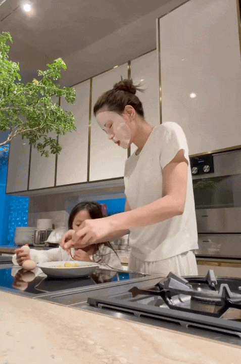 Dậy từ 5 giờ s&aacute;ng l&agrave;m b&aacute;nh c&ugrave;ng mẹ, dạy mẹ ngoại ngữ: B&eacute; Lisa - con g&aacute;i H&agrave; Hồ mới 6 tuổi khiến d&acirc;n mạng th&iacute;ch th&uacute; v&igrave; qu&aacute; lanh lợi- Ảnh 1.