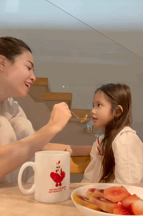 Dậy từ 5 giờ s&aacute;ng l&agrave;m b&aacute;nh c&ugrave;ng mẹ, dạy mẹ ngoại ngữ: B&eacute; Lisa - con g&aacute;i H&agrave; Hồ mới 6 tuổi khiến d&acirc;n mạng th&iacute;ch th&uacute; v&igrave; qu&aacute; lanh lợi- Ảnh 4.