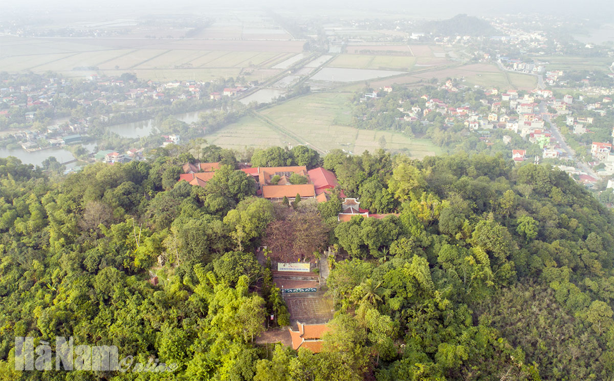 Ngọn n&uacute;i cao chưa đến 100m, được mệnh danh l&agrave; "n&uacute;i rồng": Tr&ecirc;n đỉnh c&oacute; di t&iacute;ch quốc gia gần 1000 tuổi - Ảnh 2.