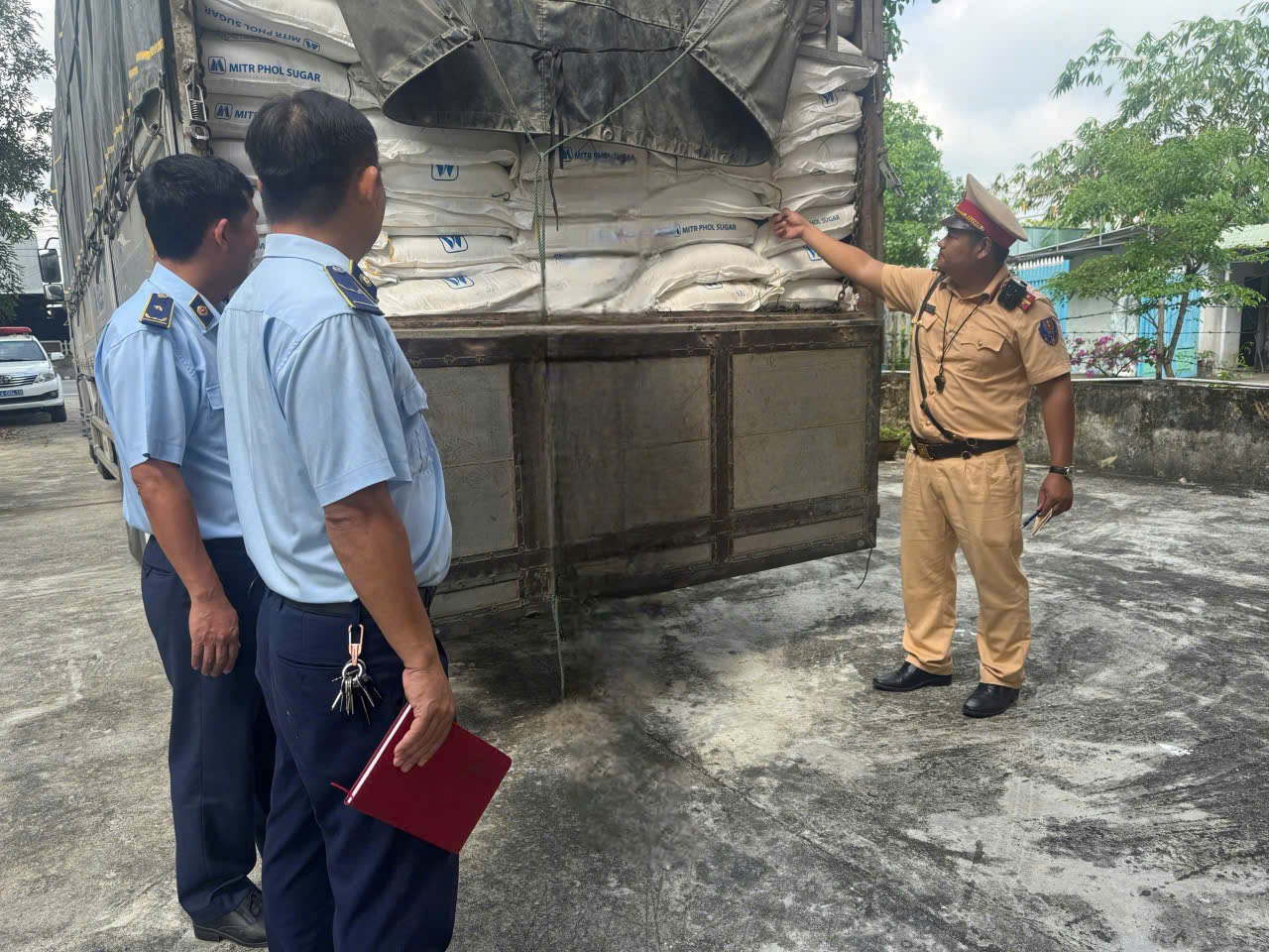 Kiểm tra bất ngờ loạt hộ kinh doanh: Xử phạt h&agrave;ng tỷ đồng, chuyển 1 vụ sang cơ quan điều tra- Ảnh 2.