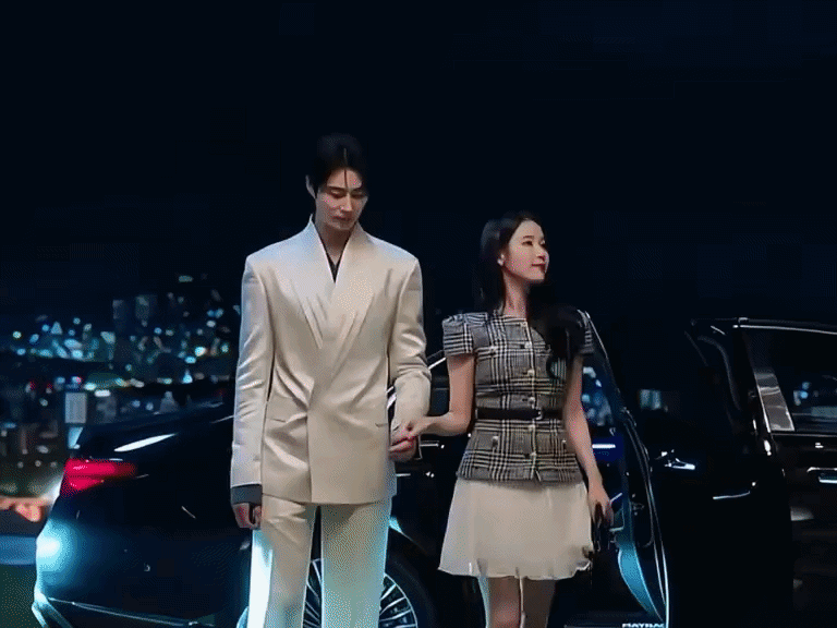 B&iacute; mật chiều cao ảo diệu của "c&ocirc;ng ch&uacute;a" IU b&ecirc;n "ho&agrave;ng tử" Byeon Woo Seok- Ảnh 2.