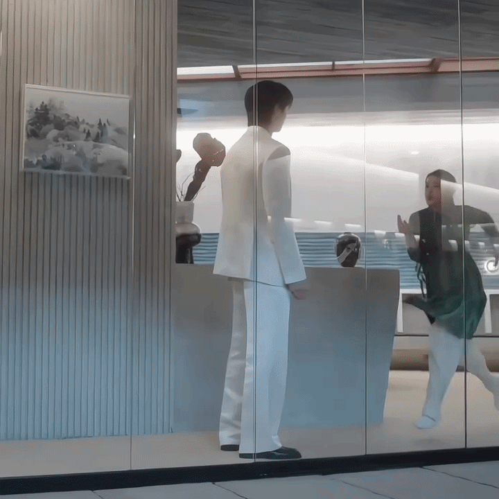 B&iacute; mật chiều cao ảo diệu của "c&ocirc;ng ch&uacute;a" IU b&ecirc;n "ho&agrave;ng tử" Byeon Woo Seok- Ảnh 1.