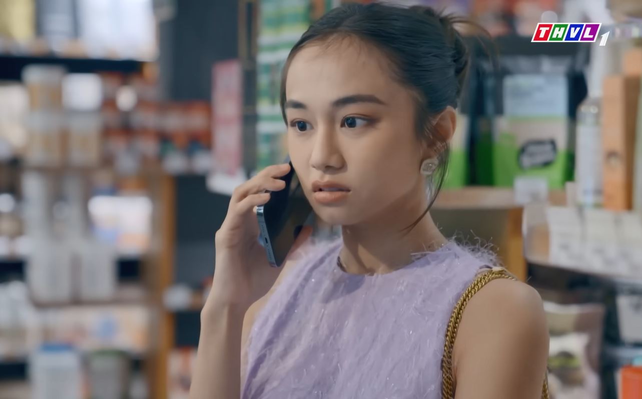 B&oacute;ng Ma Hạnh Ph&uacute;c lộ hạt sạn ngớ ngẩn v&ocirc; c&ugrave;ng, netizen thắc mắc "mắt mũi nữ ch&iacute;nh để đ&acirc;u vậy?"- Ảnh 2.