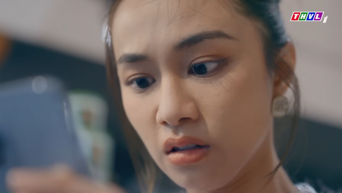 B&oacute;ng Ma Hạnh Ph&uacute;c lộ hạt sạn ngớ ngẩn v&ocirc; c&ugrave;ng, netizen thắc mắc "mắt mũi nữ ch&iacute;nh để đ&acirc;u vậy?"- Ảnh 3.