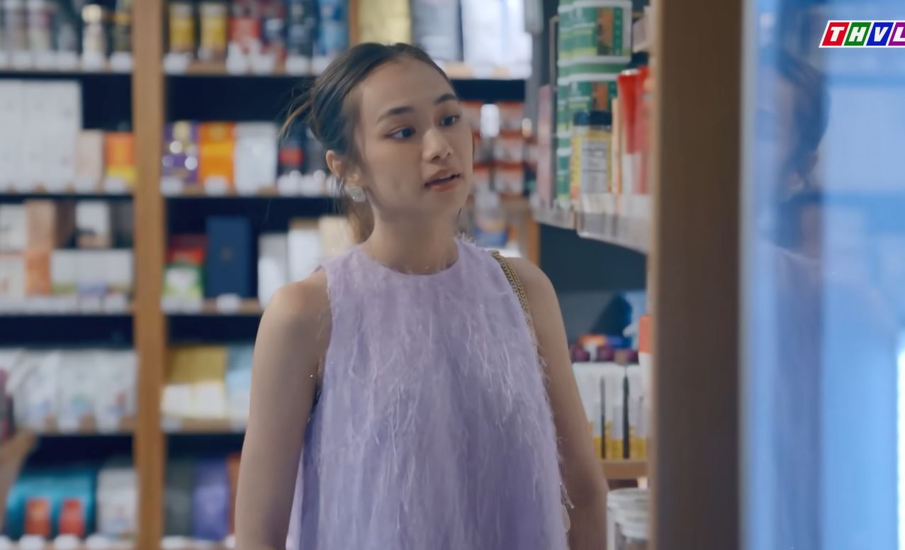 B&oacute;ng Ma Hạnh Ph&uacute;c lộ hạt sạn ngớ ngẩn v&ocirc; c&ugrave;ng, netizen thắc mắc "mắt mũi nữ ch&iacute;nh để đ&acirc;u vậy?"- Ảnh 1.