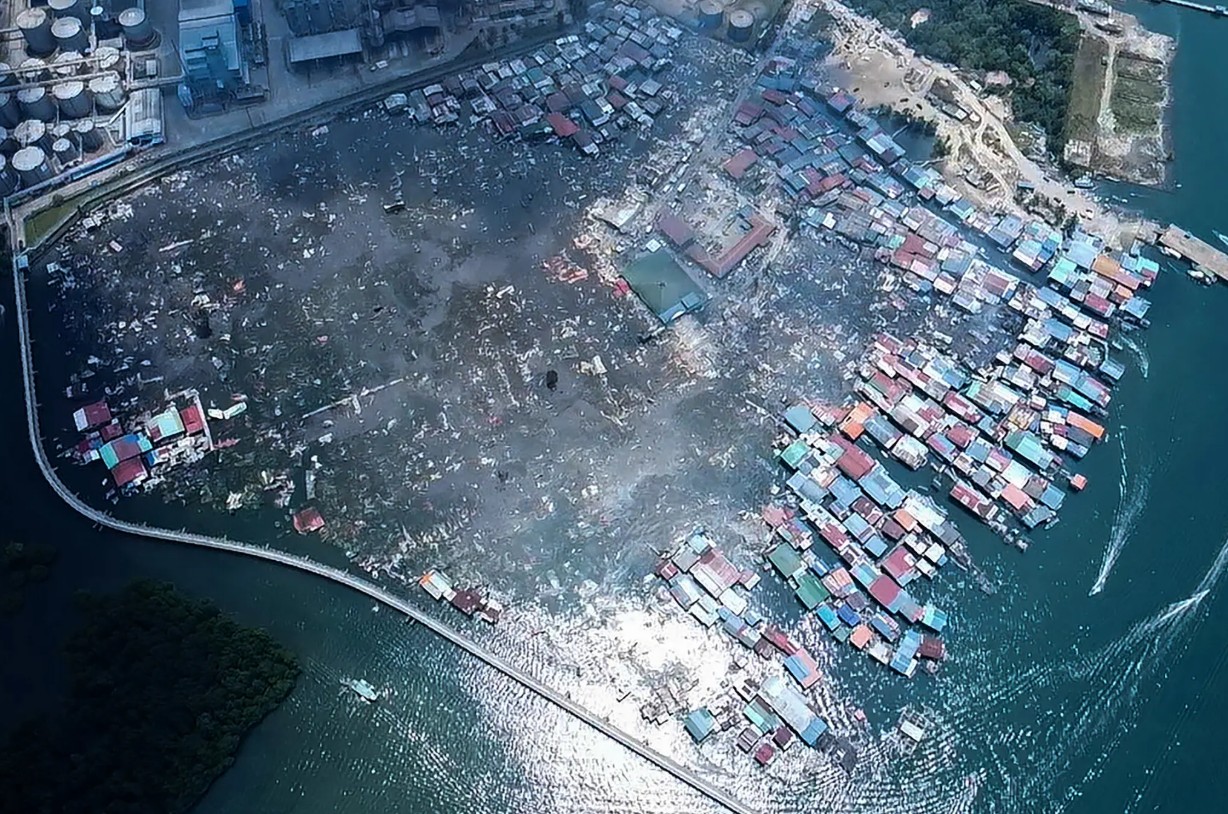 Kinh ho&agrave;ng: Hơn 1.000 căn nh&agrave; bị ch&aacute;y, kh&oacute;i cuộn tựa v&ograve;i rồng, biển lửa bao tr&ugrave;m như ng&agrave;y tận thế- Ảnh 2.