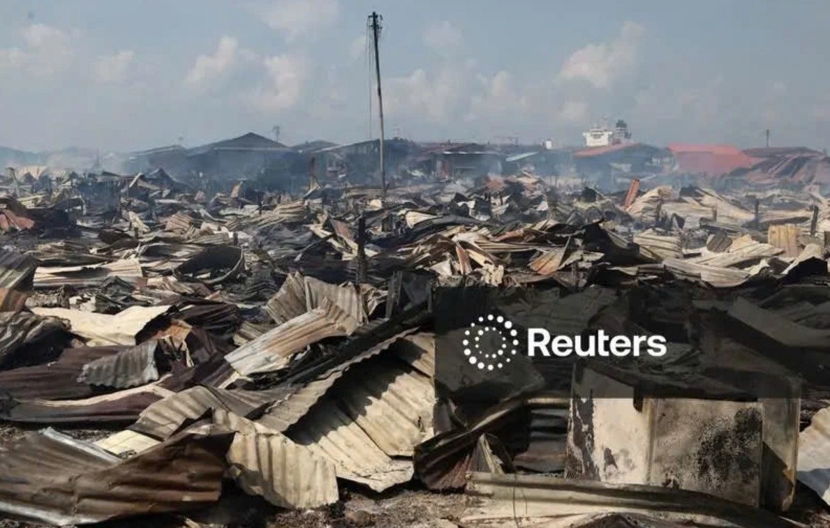 Kinh ho&agrave;ng: Hơn 1.000 căn nh&agrave; bị ch&aacute;y, kh&oacute;i cuộn tựa v&ograve;i rồng, biển lửa bao tr&ugrave;m như ng&agrave;y tận thế- Ảnh 1.