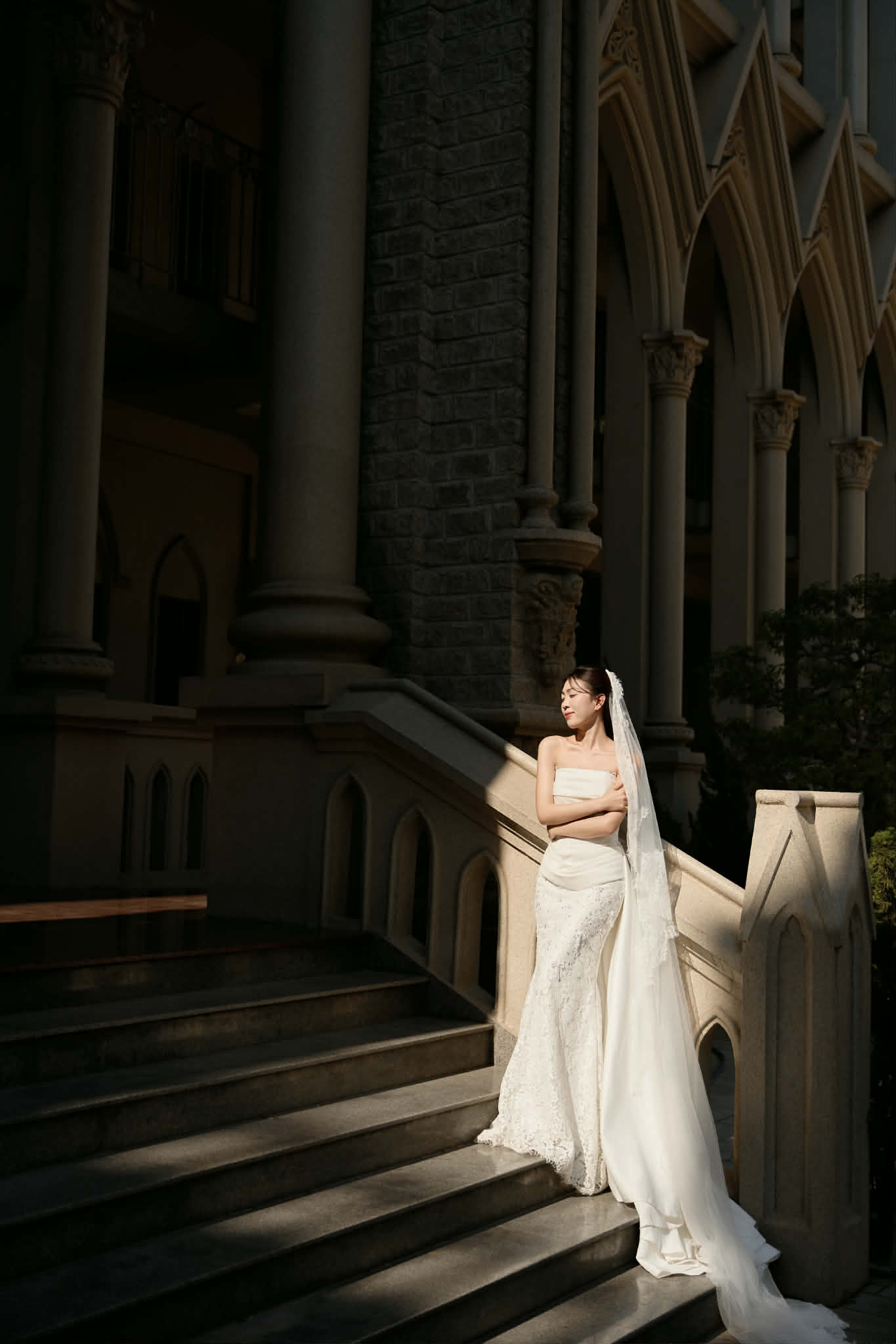 C&ocirc; d&acirc;u ch&uacute; rể &ldquo;đ&aacute;nh y&ecirc;u&rdquo; ngay tr&ecirc;n s&acirc;n khấu cưới h&uacute;t 2,5 triệu view: Ch&uacute; rể run, xin lỗi vợ li&ecirc;n tục- Ảnh 2.