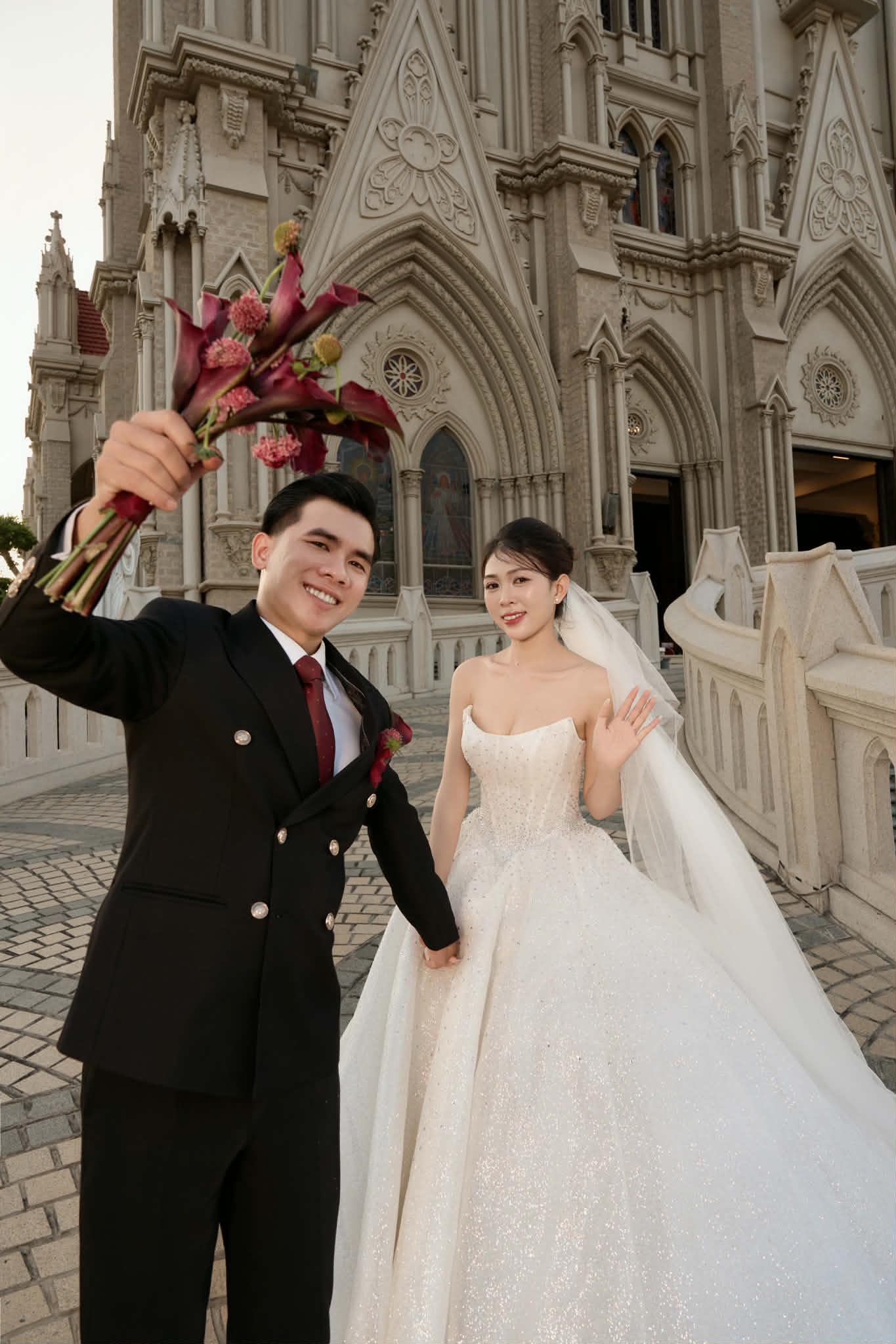 C&ocirc; d&acirc;u ch&uacute; rể &ldquo;đ&aacute;nh y&ecirc;u&rdquo; ngay tr&ecirc;n s&acirc;n khấu cưới h&uacute;t 2,5 triệu view: Ch&uacute; rể run, xin lỗi vợ li&ecirc;n tục- Ảnh 5.