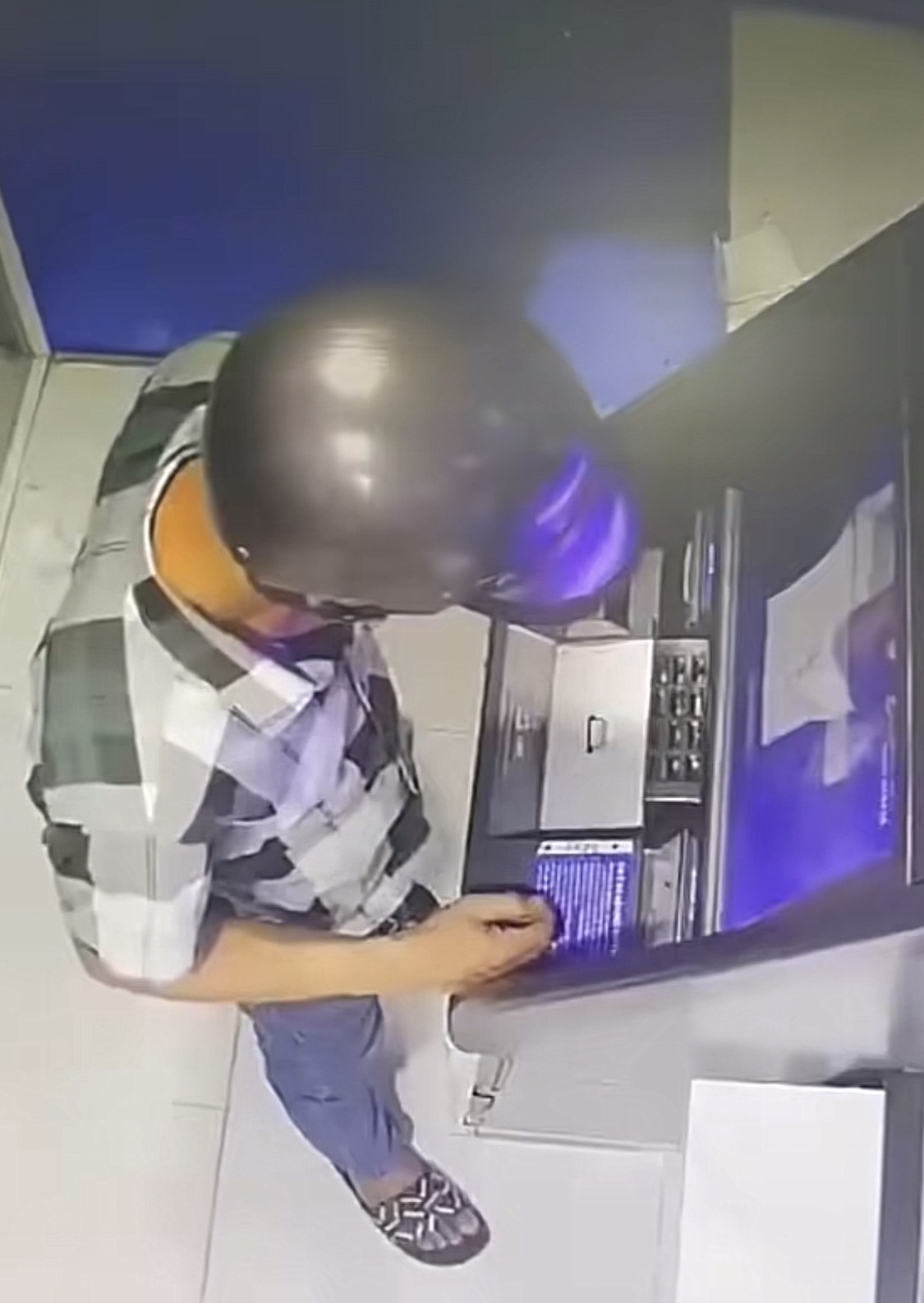 Cần l&agrave;m g&igrave; khi ph&aacute;t hiện tiền nhả ra từ c&acirc;y ATM?- Ảnh 1.