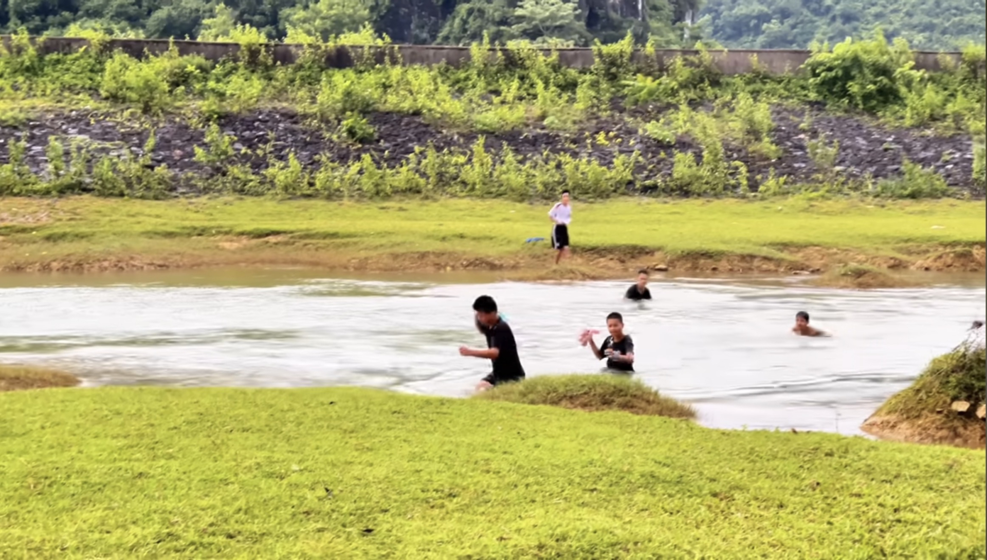 Kh&aacute;ch T&acirc;y bối rối v&igrave; bo tiền nhưng bị đ&aacute;m trẻ v&ugrave;ng cao ki&ecirc;n quyết trả lại- Ảnh 2.