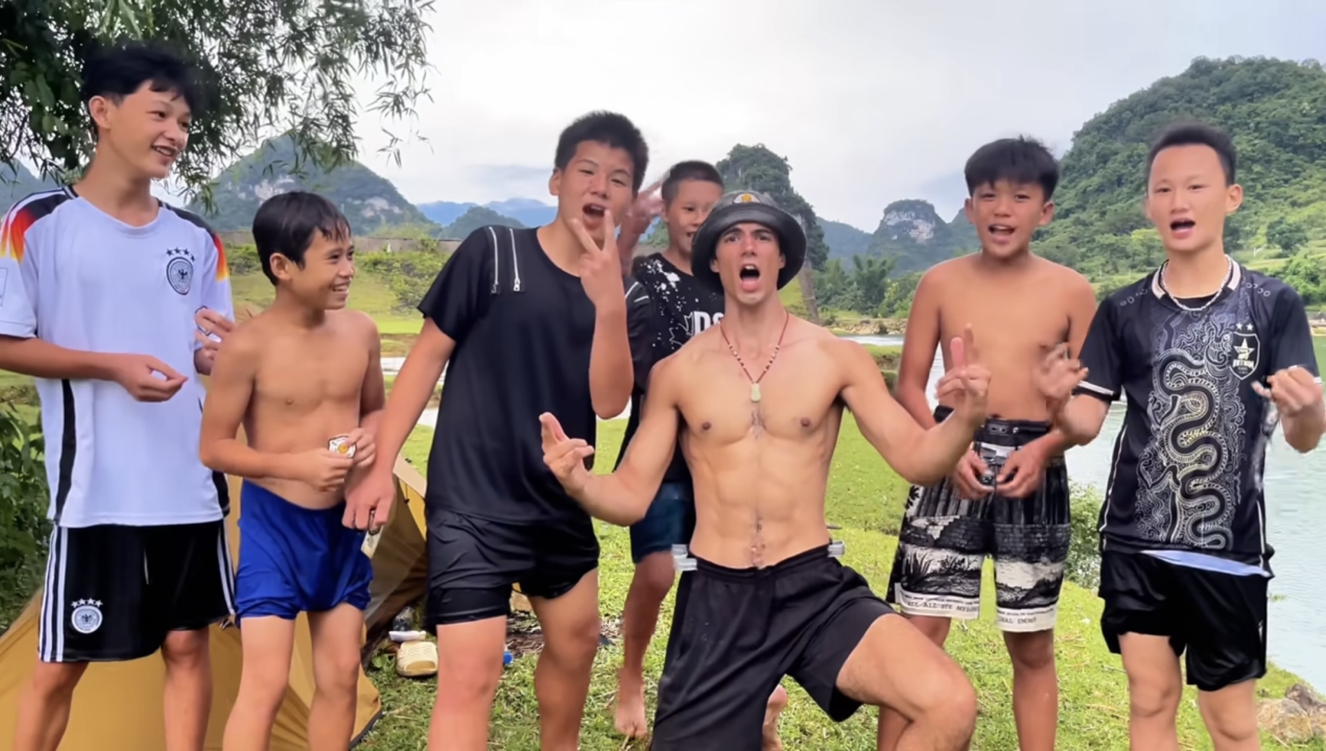 Kh&aacute;ch T&acirc;y bối rối v&igrave; bo tiền nhưng bị đ&aacute;m trẻ v&ugrave;ng cao ki&ecirc;n quyết trả lại- Ảnh 5.