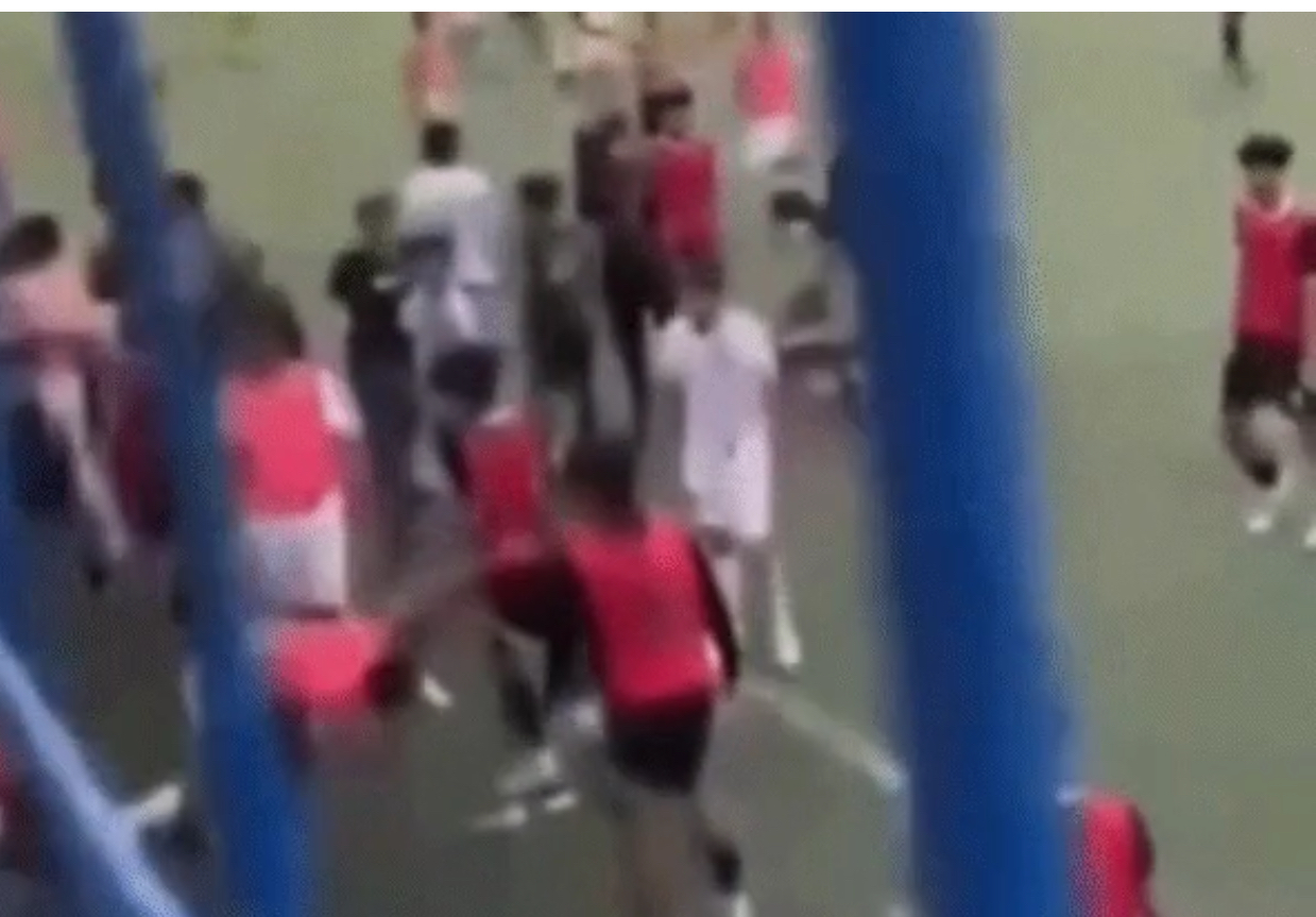 Cầu thủ Indonesia g&acirc;y phẫn nộ, x&ocirc;ng phi đạp thẳng người đối thủ- Ảnh 2.