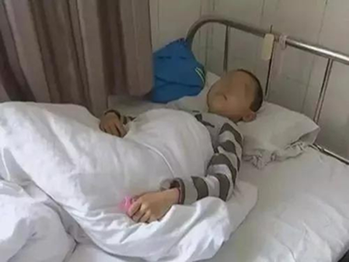 B&eacute; trai 8 tuổi qua đời v&igrave; ung thư dạ d&agrave;y, nguy&ecirc;n nh&acirc;n xuất ph&aacute;t từ 1 m&oacute;n ăn vặt trẻ n&agrave;o cũng m&ecirc;- Ảnh 1.