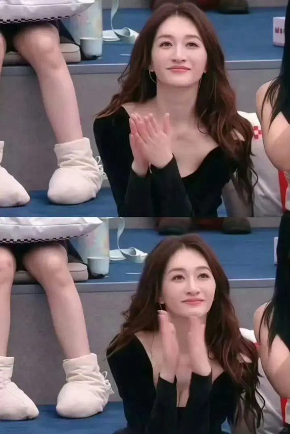 "Chị đẹp Đạp gi&oacute;" hot nhất l&uacute;c n&agrave;y: L&yacute; Tiểu Nhiễm ở tuổi 50 vẫn trẻ đẹp da mướt collagen, b&iacute; quyết nằm ở 2 điểm - Ảnh 1.