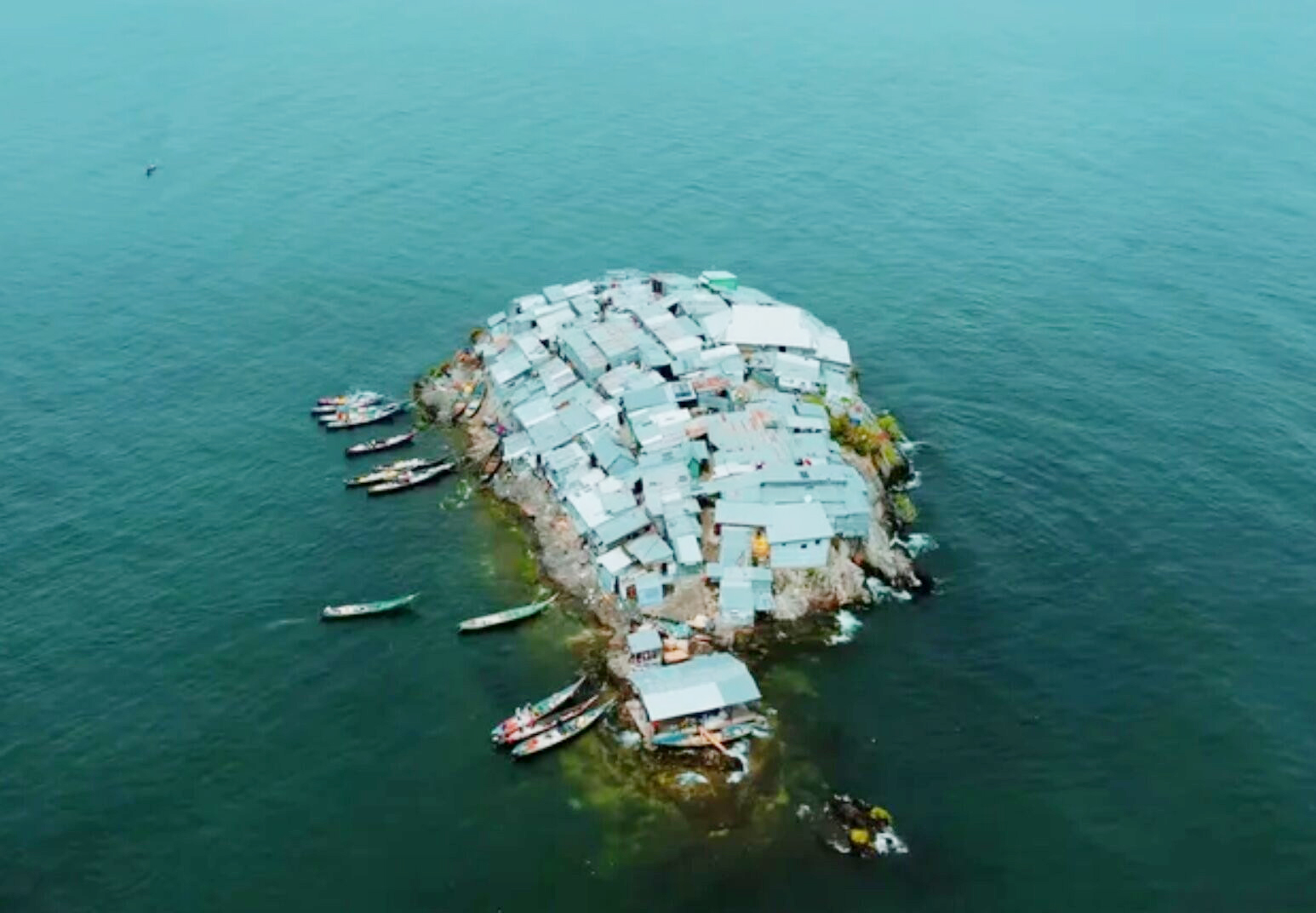 B&iacute; ẩn cuộc sống của người d&acirc;n trong ng&ocirc;i l&agrave;ng nhỏ hơn s&acirc;n b&oacute;ng đ&aacute;, gần 1.800 người chen ch&uacute;c mưu sinh - Ảnh 1.