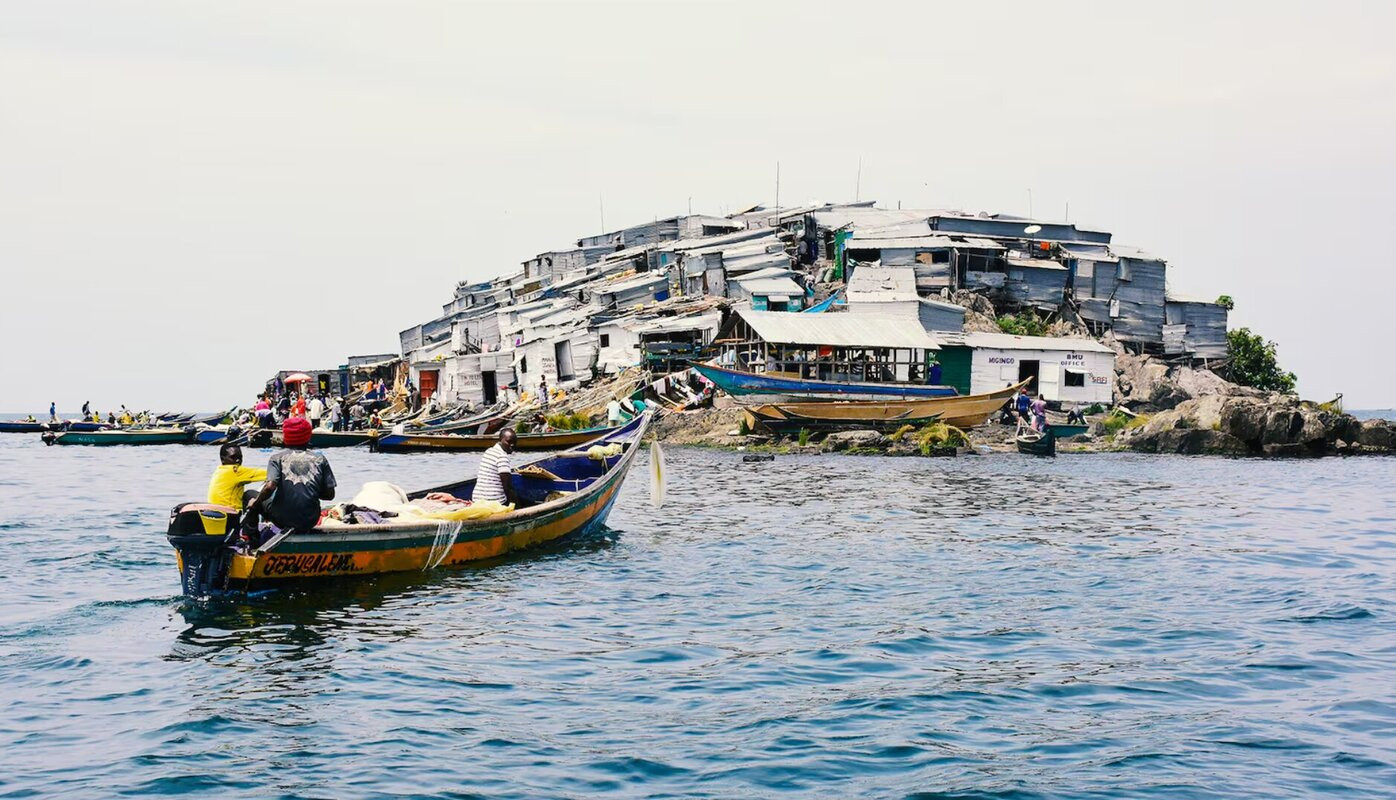 B&iacute; ẩn cuộc sống của người d&acirc;n trong ng&ocirc;i l&agrave;ng nhỏ hơn s&acirc;n b&oacute;ng đ&aacute;, gần 1.800 người chen ch&uacute;c mưu sinh - Ảnh 6.