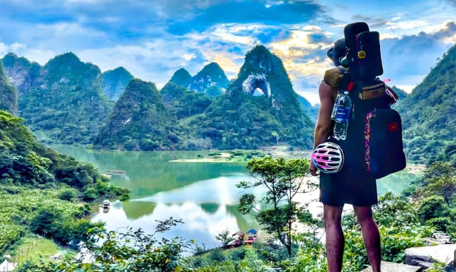 Kh&aacute;ch T&acirc;y bối rối v&igrave; bo tiền nhưng bị đ&aacute;m trẻ v&ugrave;ng cao ki&ecirc;n quyết trả lại- Ảnh 1.