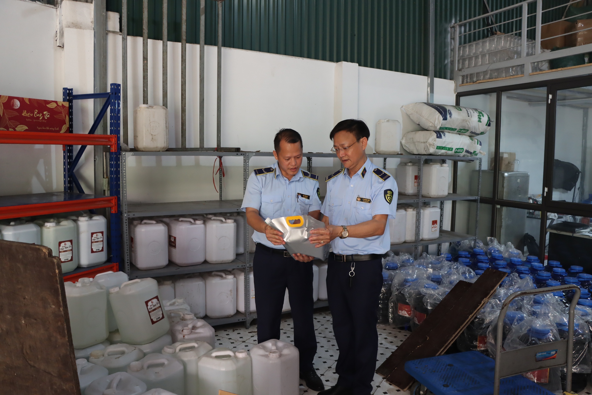 Kiểm tra bất ngờ loạt hộ kinh doanh: Xử phạt h&agrave;ng tỷ đồng, chuyển 1 vụ sang cơ quan điều tra- Ảnh 1.