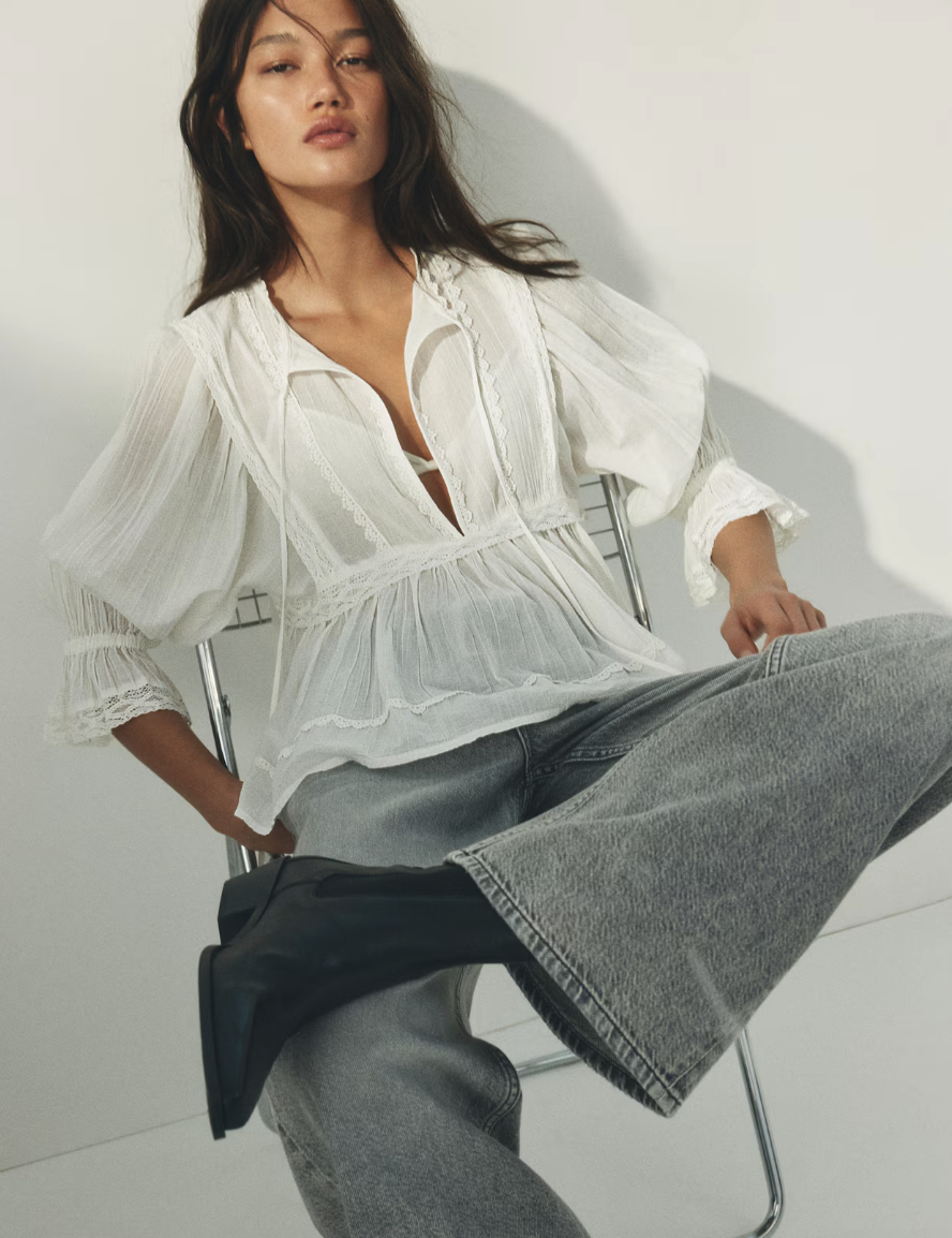 Kh&ocirc;ng cộp m&aacute;c "b&aacute;nh b&egrave;o": &Aacute;o ren b&egrave;o nh&uacute;n h&egrave; 2026 được mặc theo c&aacute;ch tinh tế v&agrave; c&oacute; gu hơn bao giờ hết- Ảnh 9.