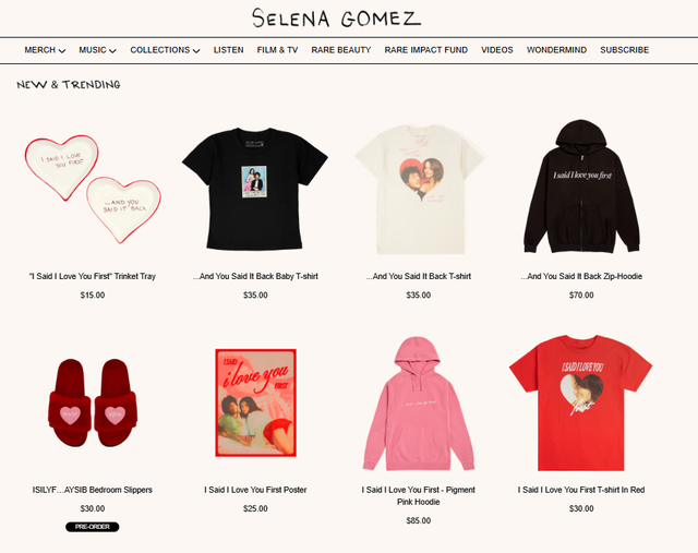 Mặc &aacute;o c&oacute; d&ograve;ng chữ lạ, Selena Gomez bị gắn m&aacute;c "pick me girl"- Ảnh 8.