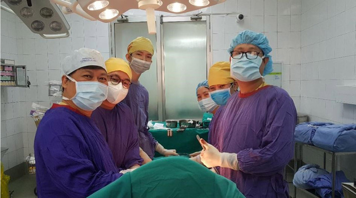 Sinh vi&ecirc;n Oxford, Heidelberg sang Việt Nam học ca bệnh 'chỉ c&oacute; trong y văn'- Ảnh 2.