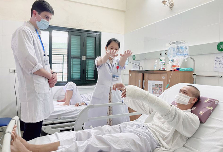 Sinh vi&ecirc;n Oxford, Heidelberg sang Việt Nam học ca bệnh 'chỉ c&oacute; trong y văn'- Ảnh 1.