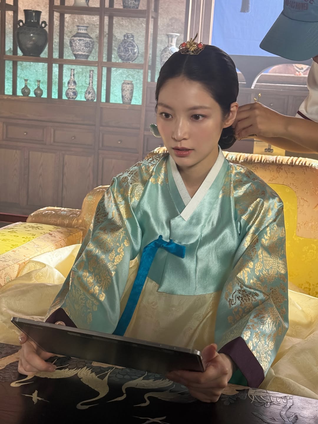 Mỹ nh&acirc;n đang khiến IU lu mờ: Đẹp ho&agrave;n hảo đến độ được v&iacute; như &ldquo;perfect queen&rdquo;- Ảnh 2.