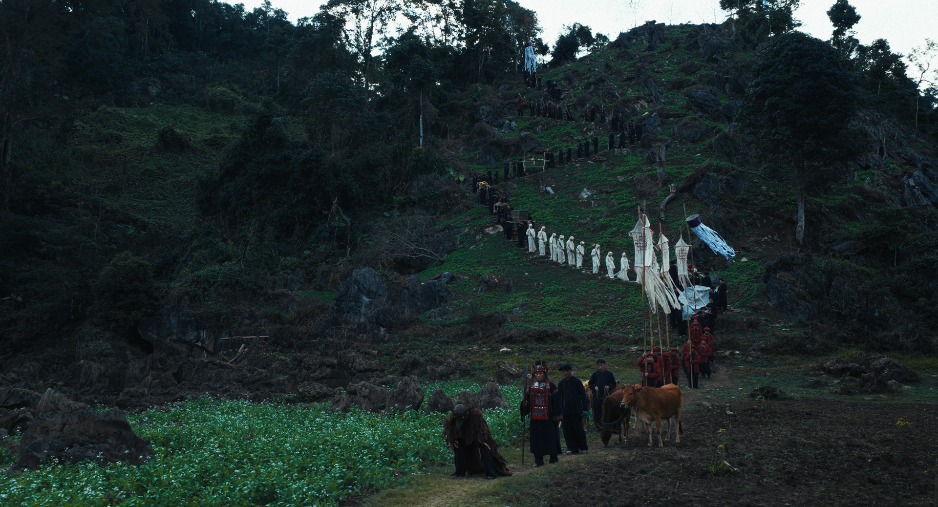 Ph&iacute; Ph&ocirc;ng: Quỷ M&aacute;u Rừng Thi&ecirc;ng: C&uacute; &ldquo;l&ecirc;n đồng&rdquo; của Kiều Minh Tuấn v&agrave; c&acirc;u chuyện vượt khỏi khu&ocirc;n khổ kinh dị- Ảnh 2.