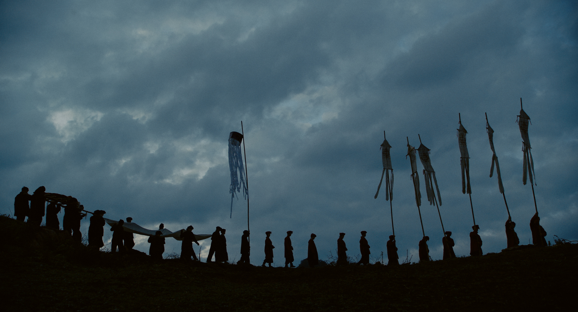 Ph&iacute; Ph&ocirc;ng: Quỷ M&aacute;u Rừng Thi&ecirc;ng: C&uacute; &ldquo;l&ecirc;n đồng&rdquo; của Kiều Minh Tuấn v&agrave; c&acirc;u chuyện vượt khỏi khu&ocirc;n khổ kinh dị- Ảnh 9.