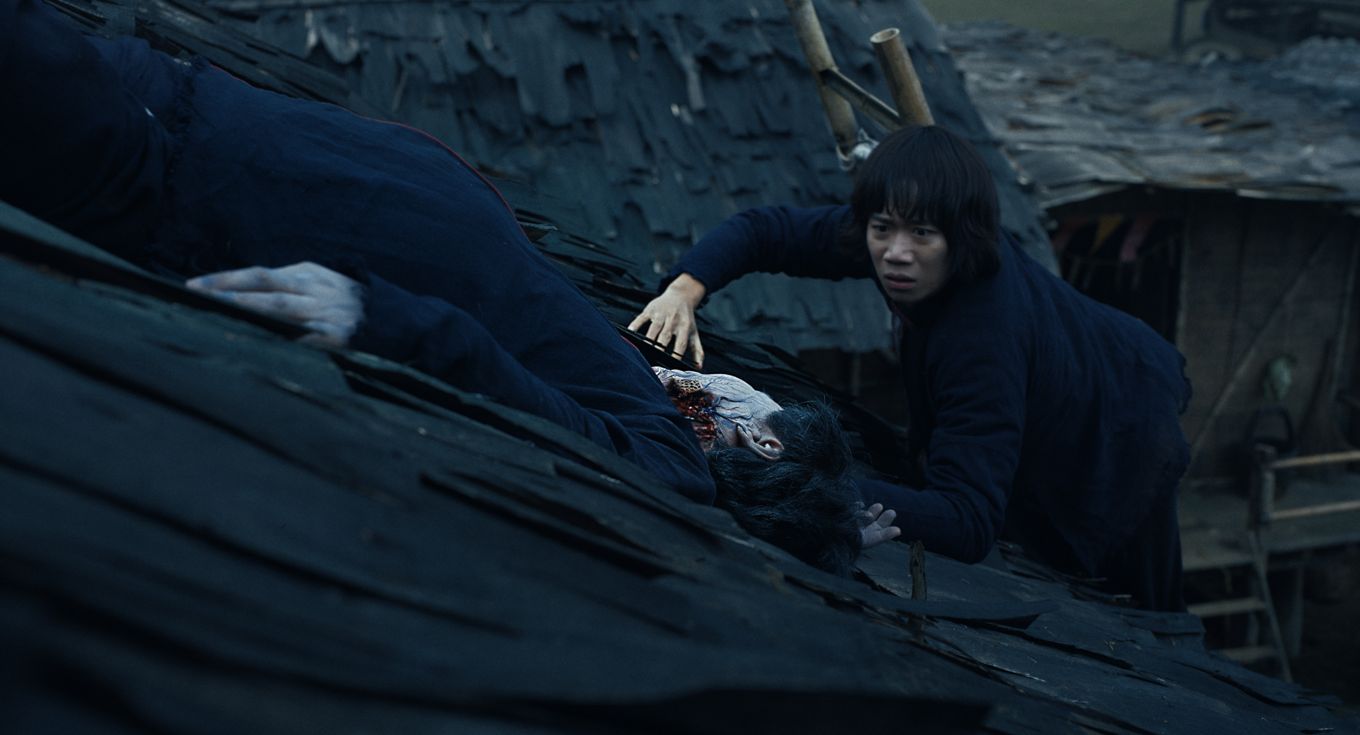 Ph&iacute; Ph&ocirc;ng: Quỷ M&aacute;u Rừng Thi&ecirc;ng: C&uacute; &ldquo;l&ecirc;n đồng&rdquo; của Kiều Minh Tuấn v&agrave; c&acirc;u chuyện vượt khỏi khu&ocirc;n khổ kinh dị- Ảnh 3.