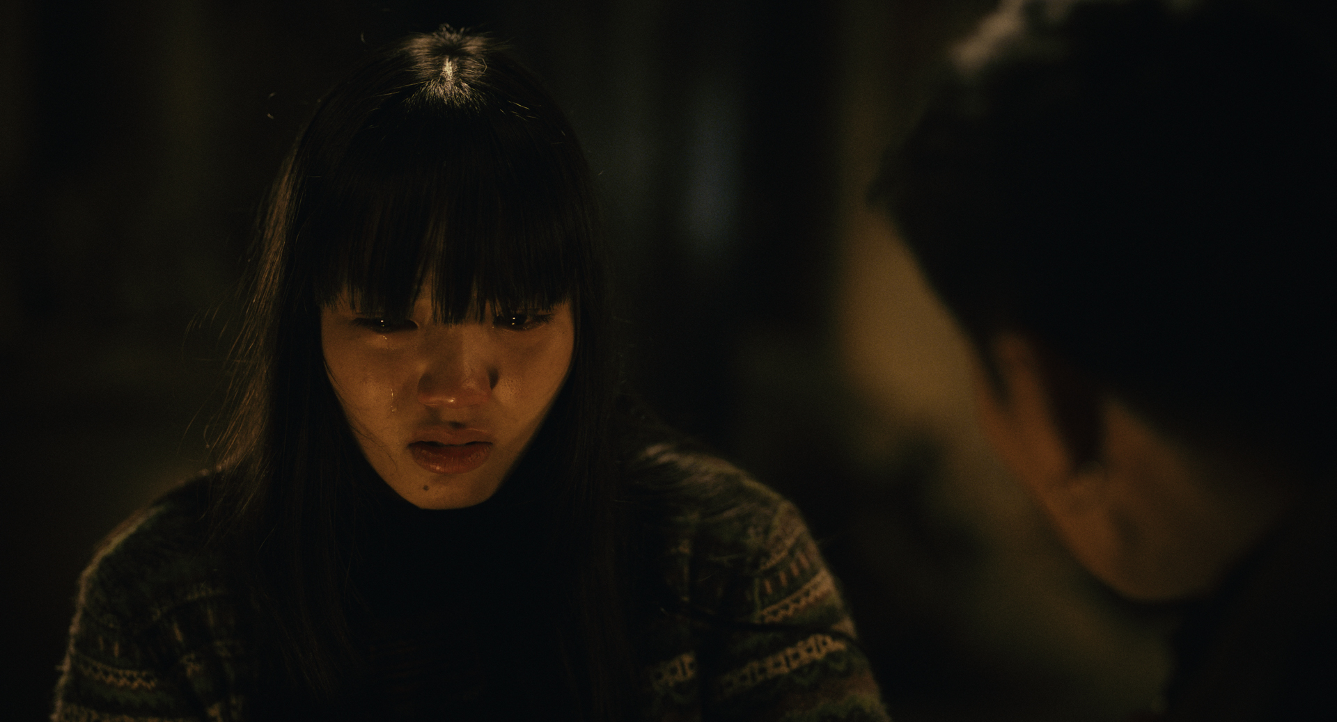 Ph&iacute; Ph&ocirc;ng: Quỷ M&aacute;u Rừng Thi&ecirc;ng: C&uacute; &ldquo;l&ecirc;n đồng&rdquo; của Kiều Minh Tuấn v&agrave; c&acirc;u chuyện vượt khỏi khu&ocirc;n khổ kinh dị- Ảnh 6.