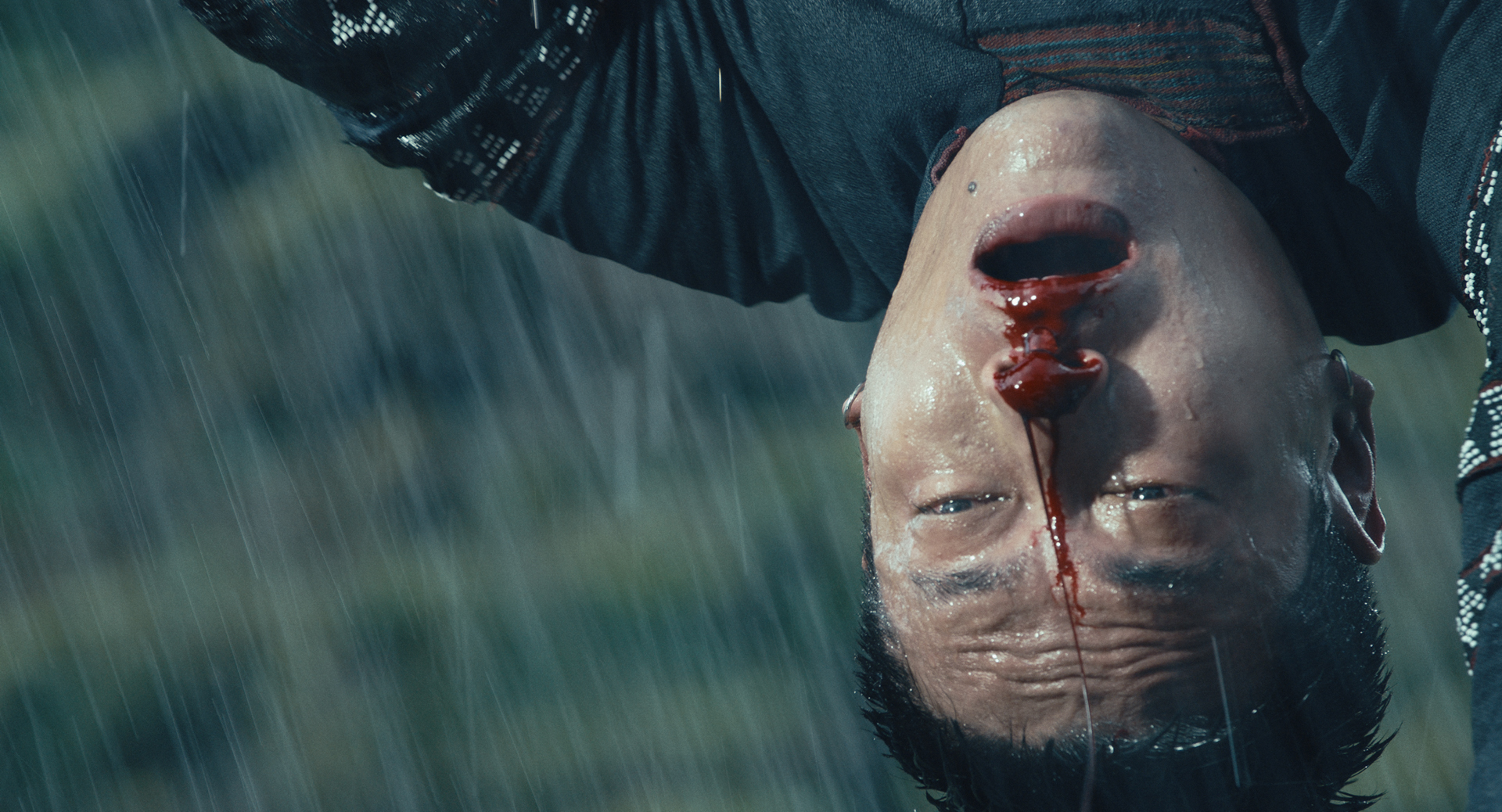 Ph&iacute; Ph&ocirc;ng: Quỷ M&aacute;u Rừng Thi&ecirc;ng: C&uacute; &ldquo;l&ecirc;n đồng&rdquo; của Kiều Minh Tuấn v&agrave; c&acirc;u chuyện vượt khỏi khu&ocirc;n khổ kinh dị- Ảnh 4.